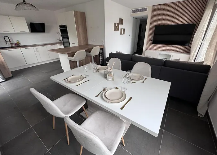 Of Standing With Swimming Pool 아파트 *