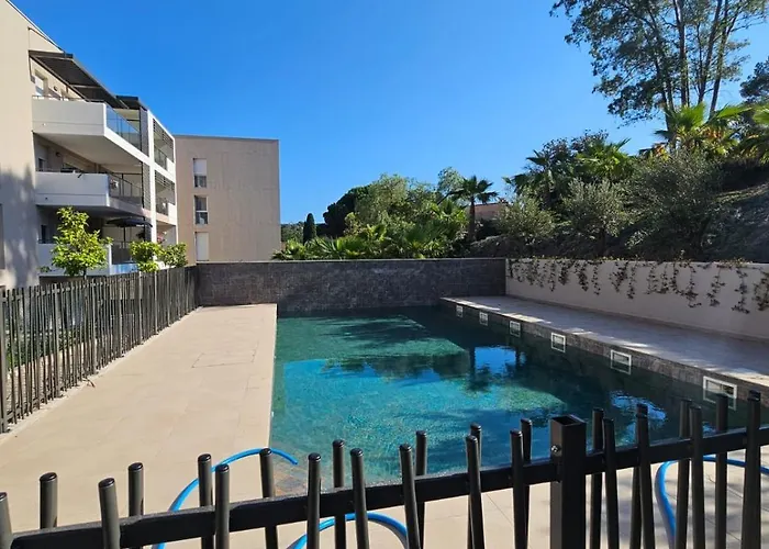 Of Standing With Swimming Pool Saint-Raphaël