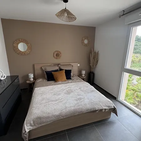 Beautiful Swimming Pool Aircon Apartment